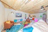 Skyfalls Retreat Mid-Century Guesthouse near Yosemite - Chambres d'hôtes Oakhurst