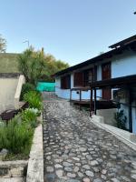 Pequeño chalet con frente al arroyo - Ferienwohnung Villa General Belgrano