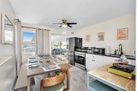 Santorini Blu Spacious 2BR Beachfront Suite - B&B Hollywood