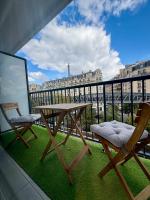 Typical Parisian apartment with balcony, Eiffel Tower - B&B Paris