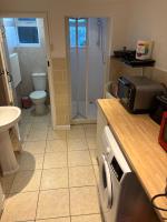 Ground Floor - view of Lighthouse, Garden and Parking - Chambres d'hôtes Swansea