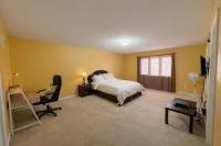 Private & Spacious En-suite with Jacuzzi, Walk-In Closet, & 4 Bath access! Brampton Shared Home with Full Kitchen, WiFi, Laundry & Backyard Deck! Near Mount Pleasant GO, Ideal for Work Trips, Long Stays & Solo Travelers! - B&B Brampton