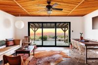 Big Bend Escape Designer Adobe with Mountain Views - Chambres d'hôtes Terlingua