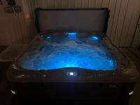CZ Romantic Medicine Park Coastal Escape w HotTub - Chambres d’hôtes Lawton