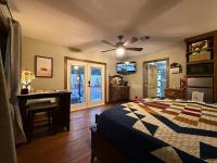 Cozy Medicine Pk Hideaway Hot Tub & Festivals BZ - B&B Medicine Park