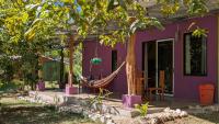 Casa Coco Playa Marbella with AC, Swimming Pool, Skate Bowl & walking distance Beach for Surfers and Nature Lovers - Chambres d'hôtes Marbella