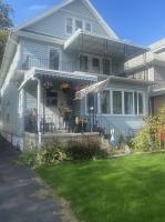 420 friendly 3 bedroom upstairs apartment - Bed and Breakfast Buffalo
