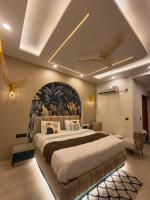 Cozycostays 65Inch TV Omaxe hazratganj - B&B Lucknow