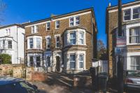 Amazing serviced accommodations for Corporate Contractors and Leisure clients Located at a walking distance from three majors Underground and Overground stations - Chambres d'hôtes Londres