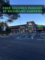 Spacious Family Apartment, Sleeps 6, FREE Secure Parking, Near Beach - Chambres d'hôtes Bournemouth
