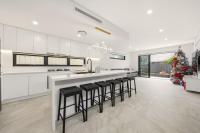 Modern 4-Bedroom Home, Walk to Shops & Station - Bed and Breakfast Cabramatta