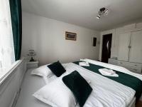 Zimmer mit Queensize-Bett und Balkon