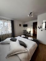 Zimmer mit Kingsize-Bett und Gartenblick. 