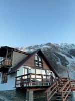 old white house - B&B Stepantsminda