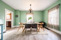 Red Door Cottage of Broad Ripple- Great Location Family Friendly - Bed and Breakfast Indianapolis