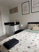 Brigstock 6 - B&B Thornton Heath