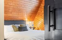 The Log Haus, a newly renovated lakefront cabin close to the trails - Chambres d'hôtes Crosby