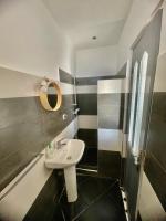 Habitación con cama extragrande y vistas al mar