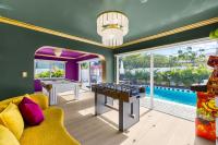 5 Min to Beach - Heated Pool Hot Tub 85 TV's BBQ Games - Chambres d'hôtes Pompano Beach