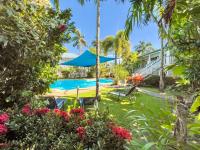 Whispering Palms at Mango House - B&B Airlie Beach