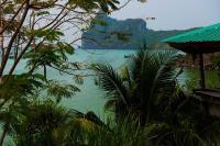 Habitación con cama grande y vistas al mar