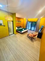 Habitación con cama extragrande y vistas al jardín 
