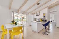 OrangeSun Holiday Home x12 with parking - B&B Massa Lubrense