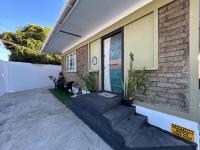 Uptown POS 2 bedroom WiFi, AC, coffee walkable to everything - Chambres d’hôtes Port-d'Espagne