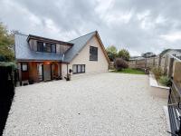 Beautiful 4-Bed Home - Gated Parking with EV Charging - Garden - Ferienwohnung Abbotskerswell