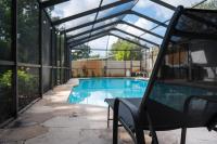 Upscale Pool Retreat- Sleeps 12 -King Beds- Renovated - Ferienwohnung Tampa