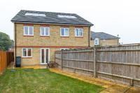 Heathrow House with Parking - Sleeps 5 near M25, Virginia Water, Thorpe Park & Legoland, Mid To Long Term Bookings Welcome - Chambres d'hôtes Stanwell