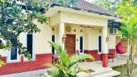 Charming Purisani 4BR House with Garden in Sleman Yogyakarta by Le Ciel Hospitality - Chambres d'hôtes Beran Kidul