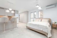 Bright AC Studio with Parking Next to Manufaktura by Noclegi Renters - B&B Lodz