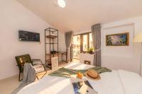 Habitación con cama extragrande y balcón