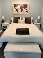 Peaceful Bay Getaway Entire Private Suite -1 bedroom, 3 beds - B&B Winnipeg