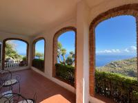 Zimmer mit Kingsize-Bett und Balkon