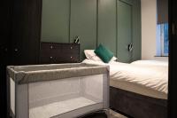 King Bed Apartment With Close Parking Ideal For Events Families And Workers - Chambres d'hôtes Bradford