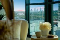 Bouclé Haven Two Bedroom Apartment with Sunset Skyline Views and Parking - B&B Sydney