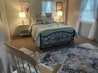 Restored 1850's Farmhouse - Classic Red Barn w Hot Tub - Seneca & Keuka Wine Trails - Pets OK - Chambres d'hôtes Penn Yan