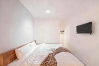 Habitación con cama extragrande y vistas a la montaña