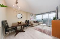 Modern Central Location with Pool Sauna & Jacuzzi - B&B Vancouver