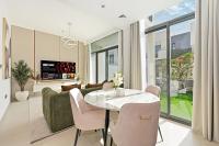 Golden Stays - Tranquil 4BR Villa with Pool & Coastal Charms - Chambres d'hôtes Dubaï