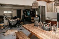 Serene Lagoon Escape with Hot Tub - B&B Plettenberg Bay