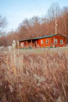 Cedar Wrapped Cozy Villa Cabin - 4 miles from Trails - B&B Laurelville