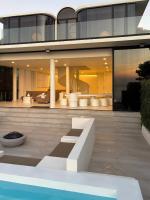 PORTRAIT Bangsaen - Beachfront Serviced Pool Villa - Bed and Breakfast Ban Laem Thaen