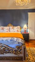 Habitación con cama grande y vistas al jardín
