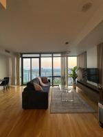 Brightly Lit Suite Centrally Located |UofT|Ryerson - Ferienwohnung Toronto