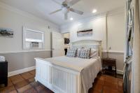 Charming Historic Condo with Pool - B&B Savannah