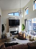 4th Street Alpine Loft - New - Central Ski Hub - King Bed, Garage Parking, Hot Tub, Great Location - B&B Silverthorne