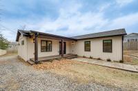 2 Mi to Lake Tomahawk Park! Quiet Escape w/ Deck - B&B Black Mountain